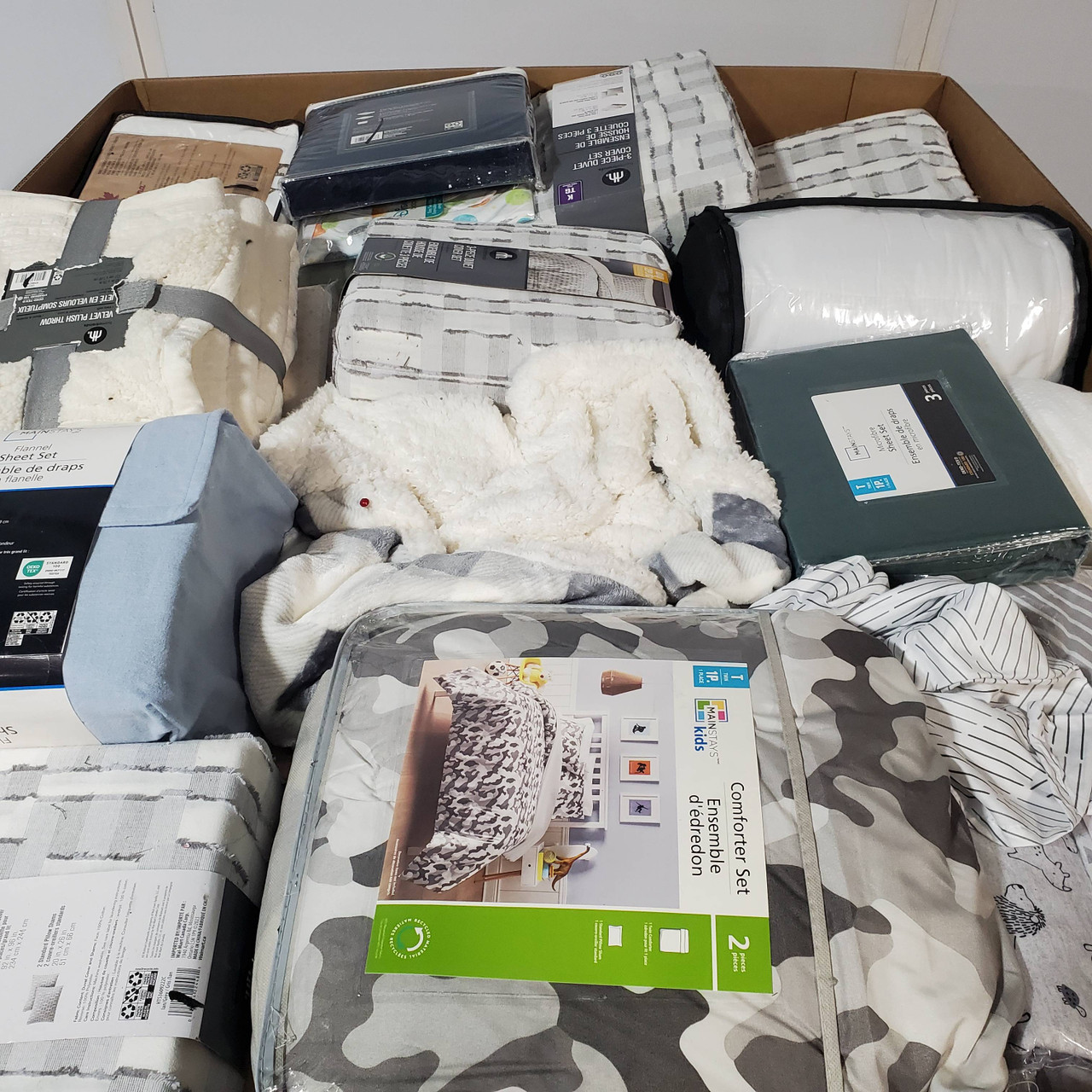 79 units of Bedding - MSRP $4,449 - Returns (Lot # 762826)