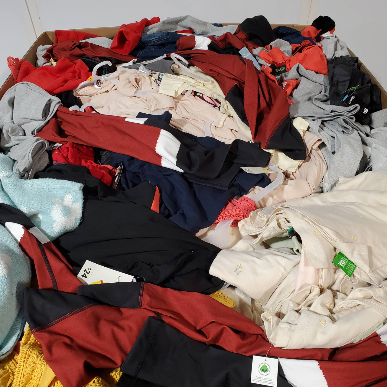 1160 units of Women Clothing - MSRP $17,219 - Returns (Lot # 762835)