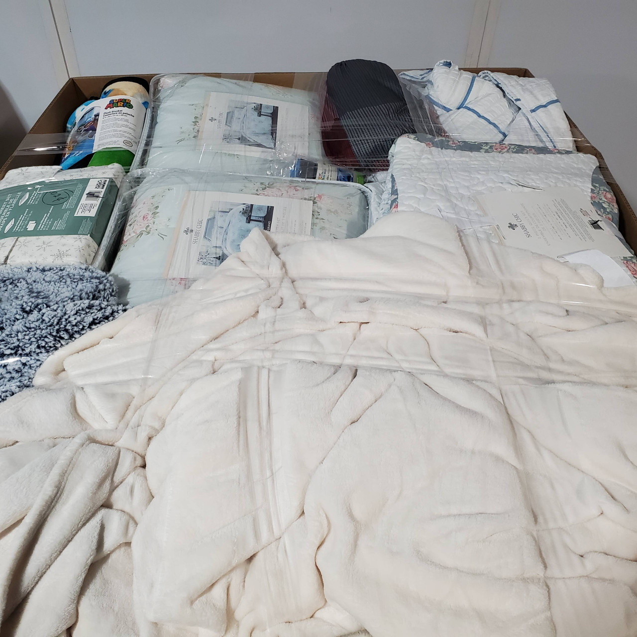 43 units of Bedding - MSRP $2,589 - Returns (Lot # 763230)