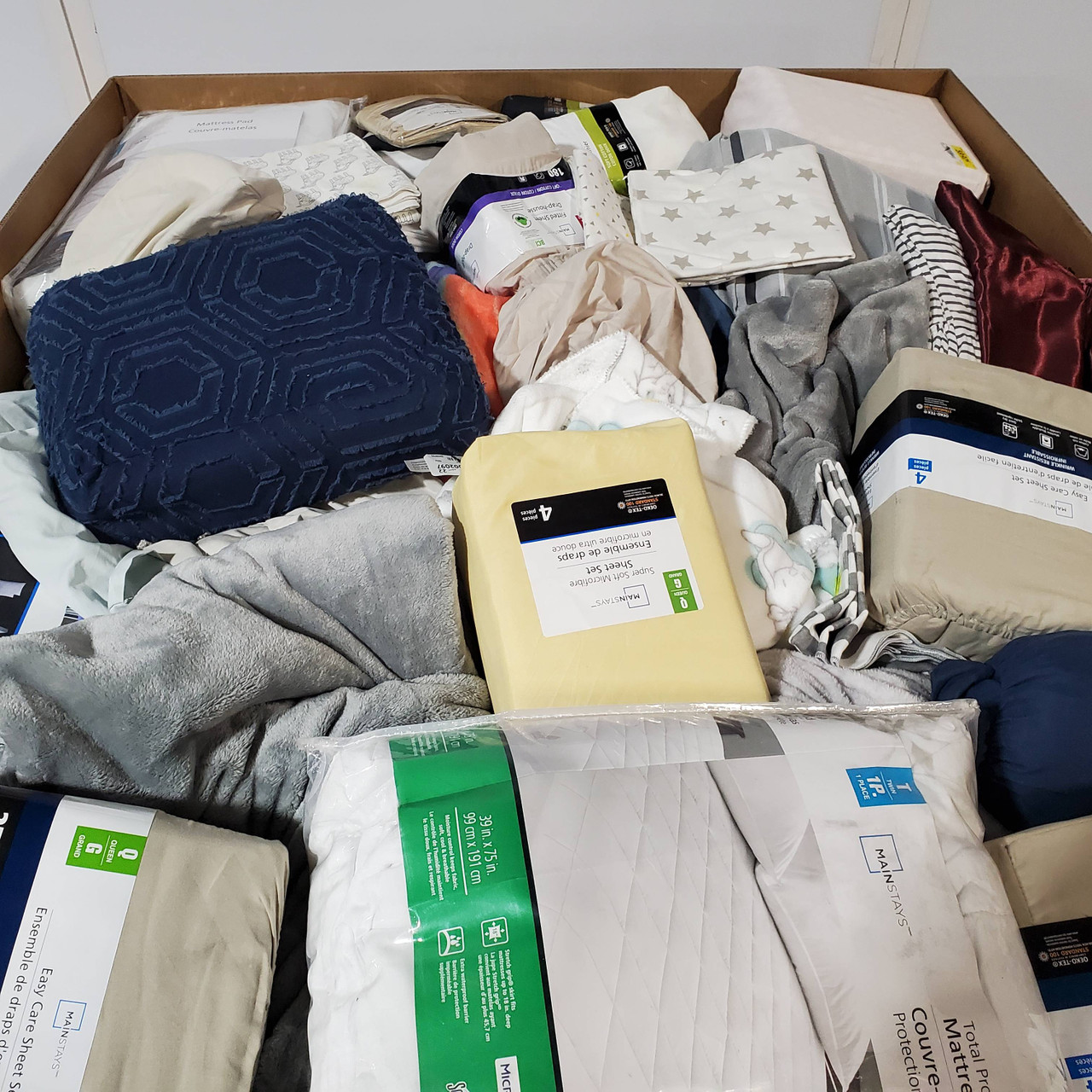 77 units of Bedding - MSRP $2,325 - Returns (Lot # 766244)