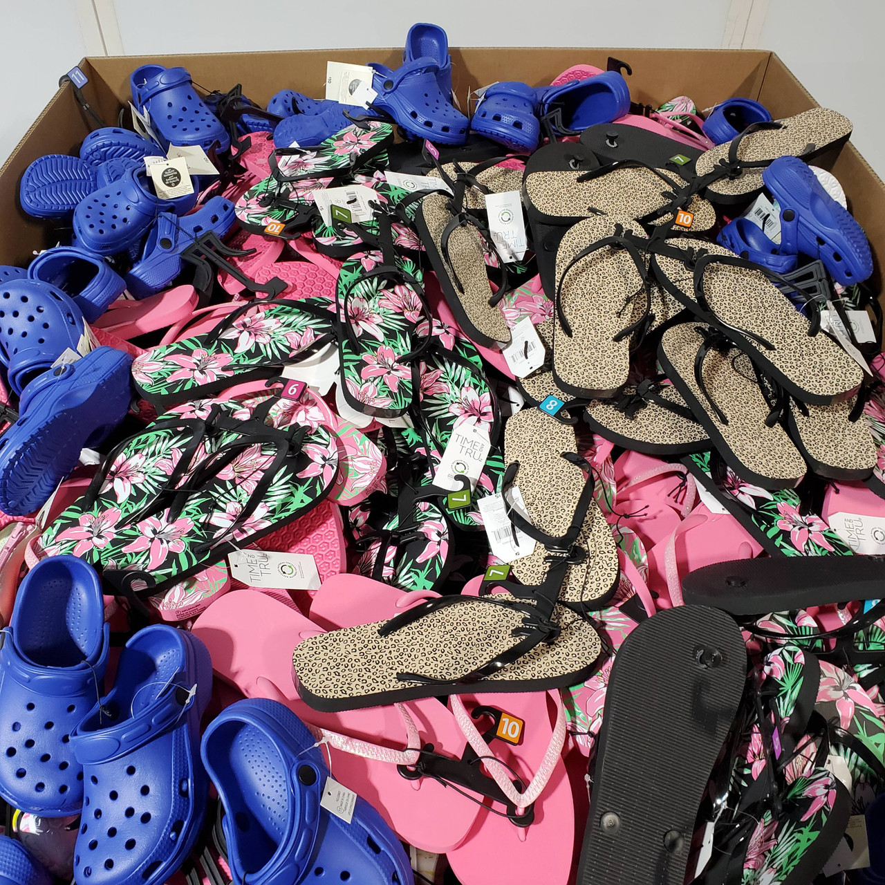 506 units of Sandals (pair) - MSRP $5,784 - Returns (Lot # 766245)
