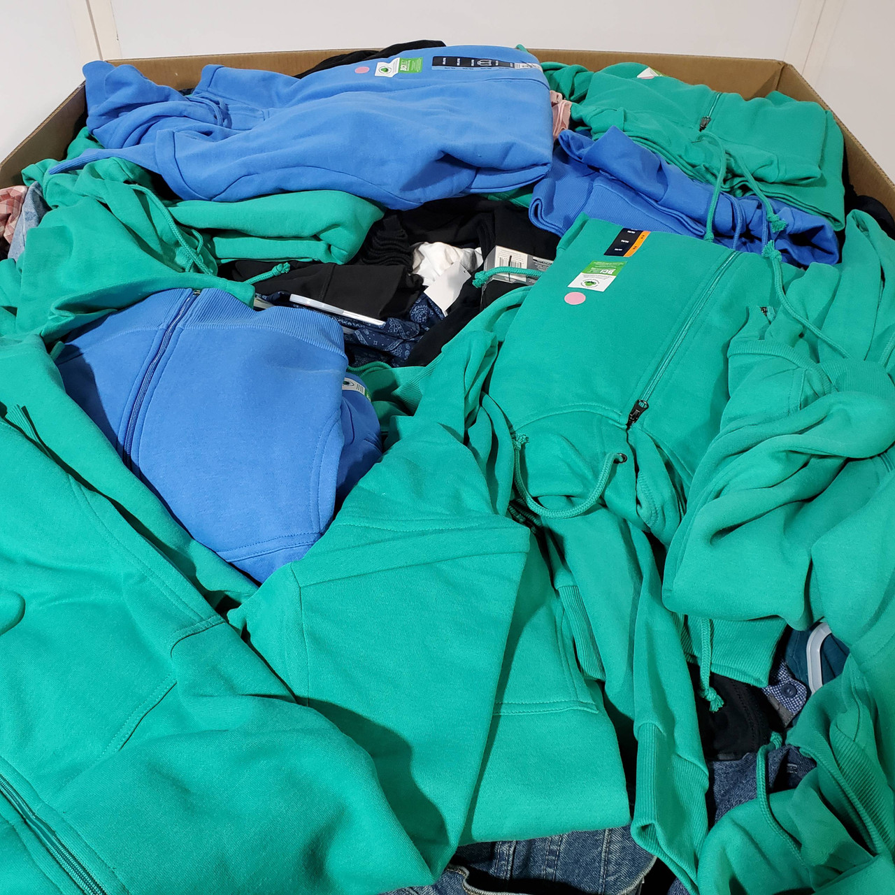 453 units of Men Clothing - MSRP $8,799 - Returns (Lot # 768032)