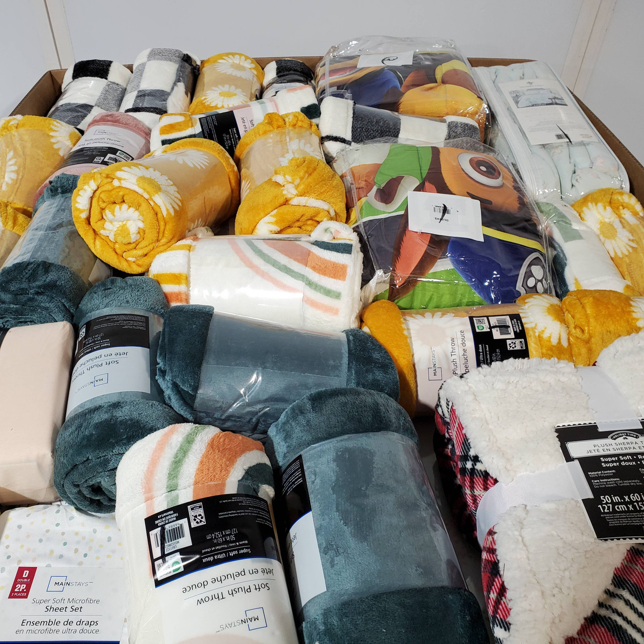 143 units of Bedding - MSRP $4,240 - Returns (Lot # 768051)