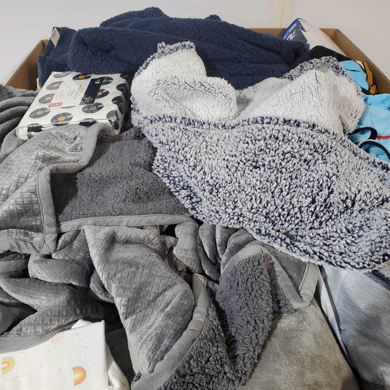 133 units of Bedding - MSRP $3,548 - Returns (Lot # 768432)