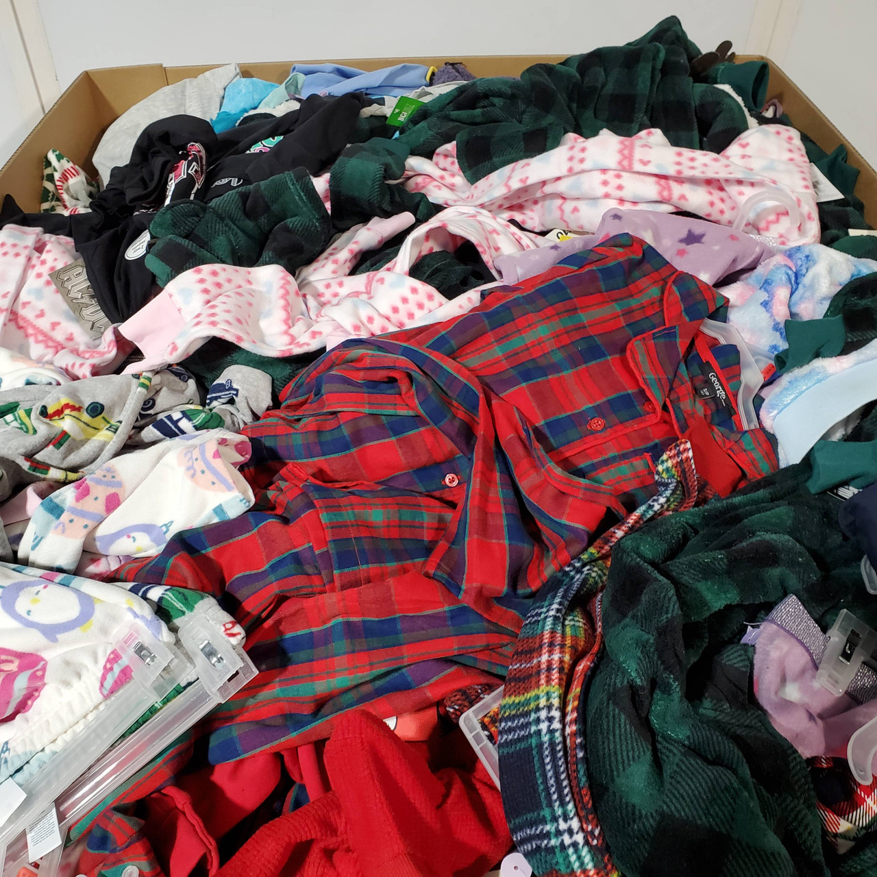671 units of Kids Clothing - MSRP $8,678 - Returns (Lot # 768636)