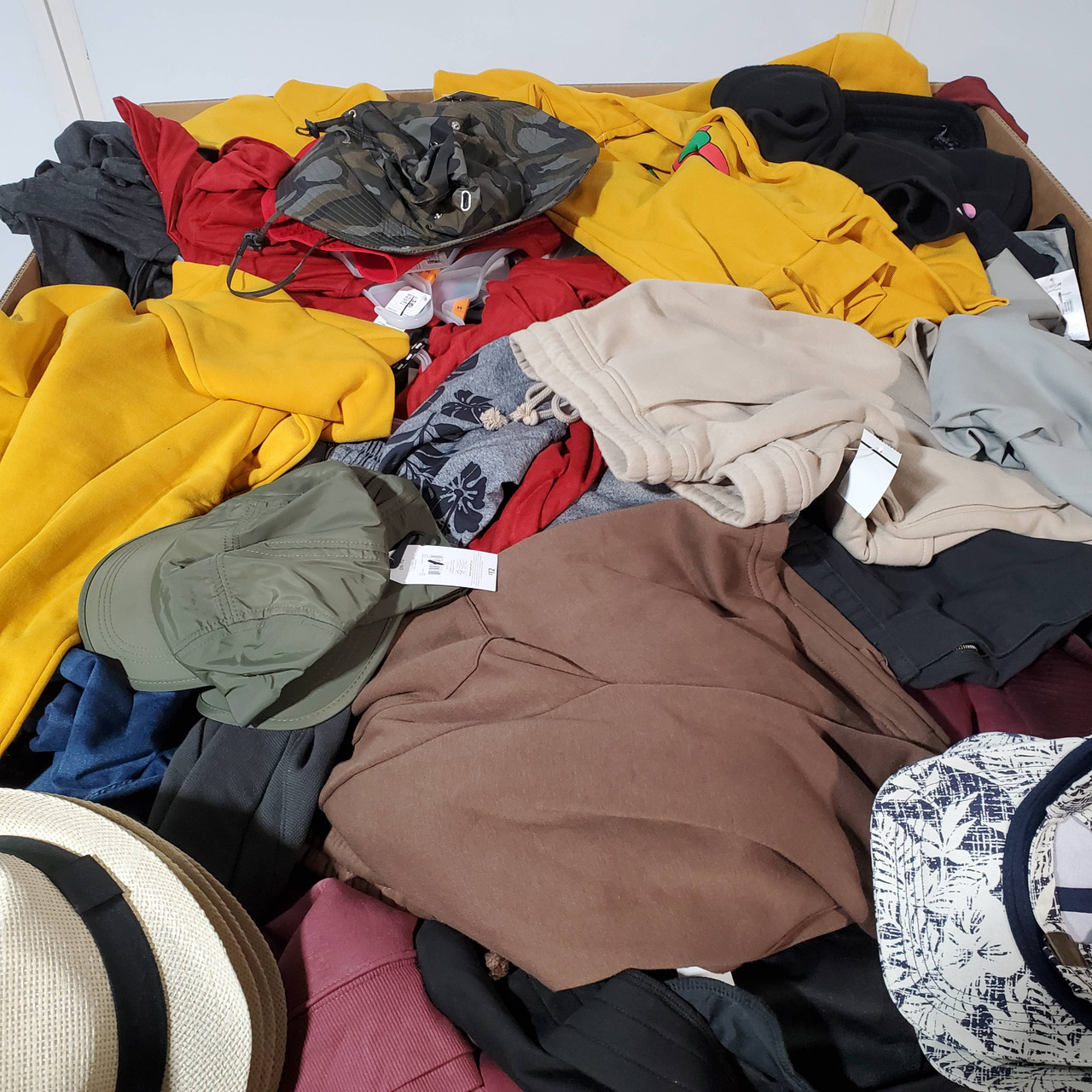 593 units of Men Clothing - MSRP $11,468 - Returns (Lot # 769823)
