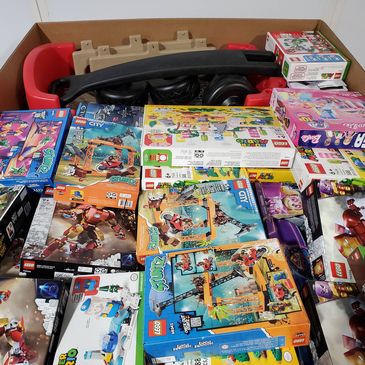 212 units of Toys - MSRP $5,560 - Returns (Lot # 774917)
