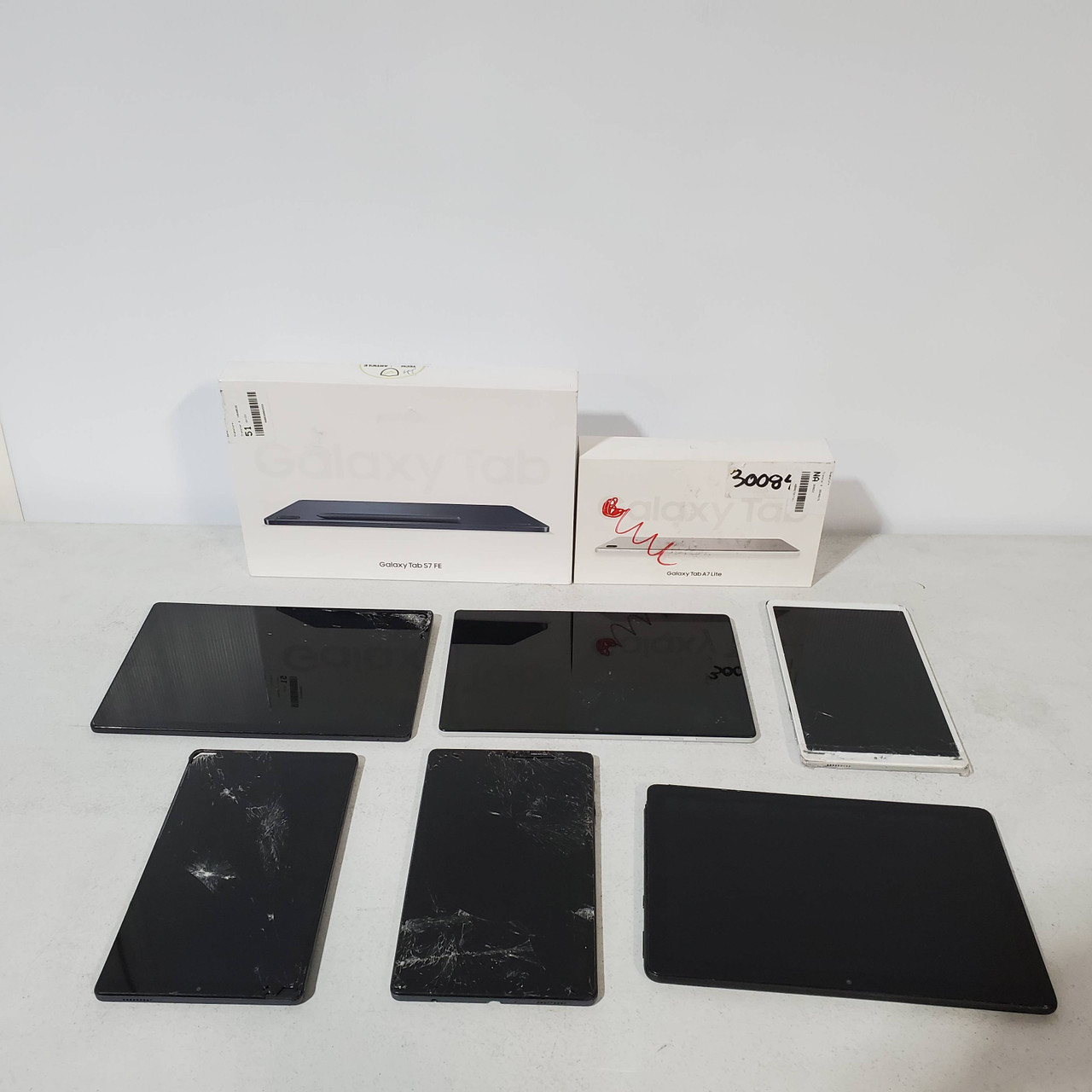 14 units of Tablets - MSRP $4,343 - Salvage (Lot # 779904)
