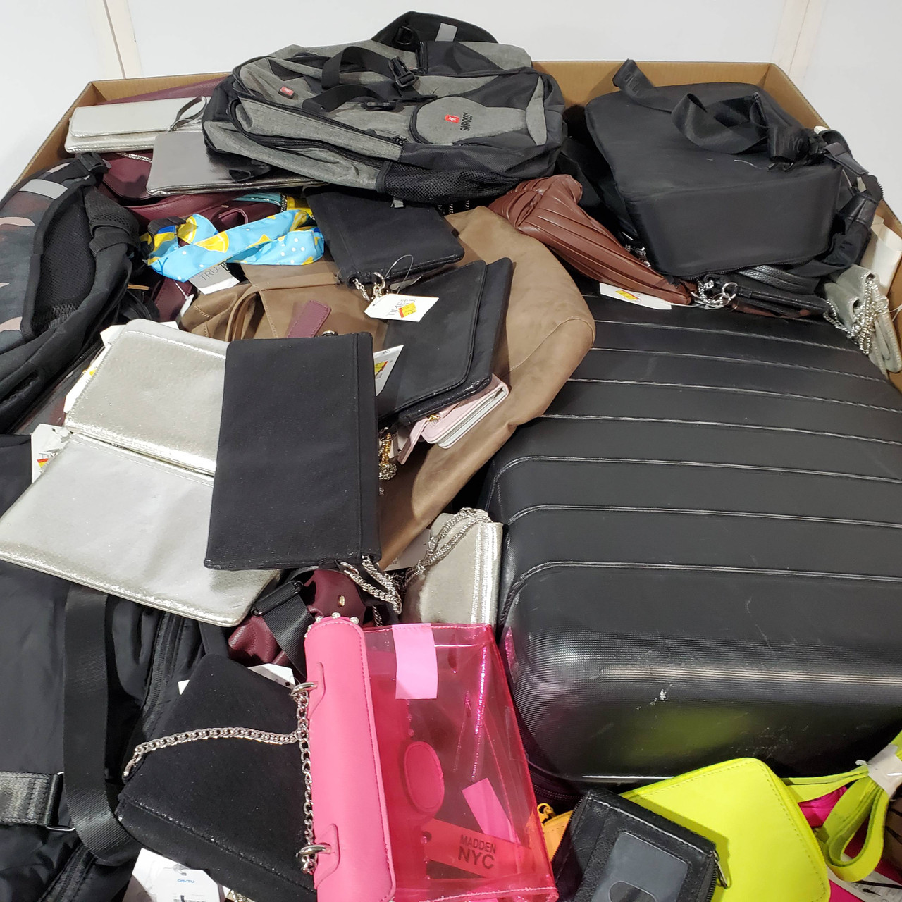 283 units of Luggages & Bags - MSRP $7,400 - Returns (Lot # 779606)