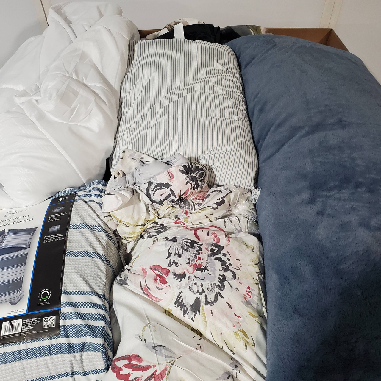 40 units of Bedding - MSRP $2,105 - Returns (Lot # 781733)