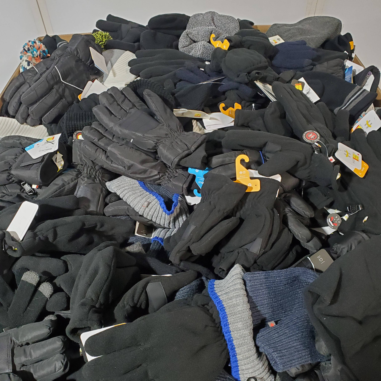 1674 units of Winter Clothing Accessories - MSRP $10,932 - Like New (Lot #  785333)