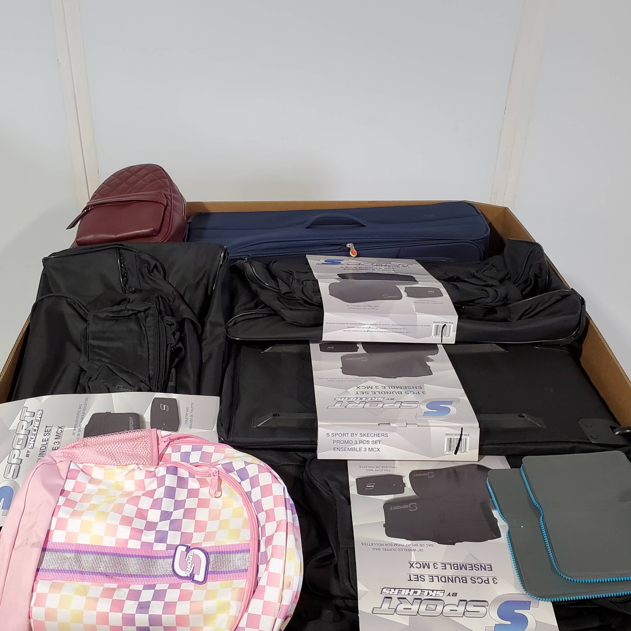 144 units of Luggages & Bags - MSRP $4,095 - Returns (Lot # 791722)