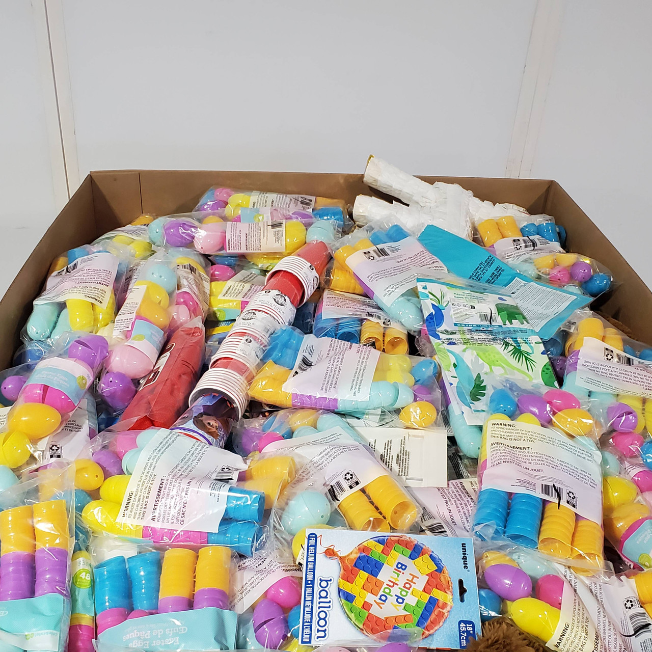 1225 units of Holidays & Souvenirs - MSRP $4,884 - Returns (Lot # 793928)