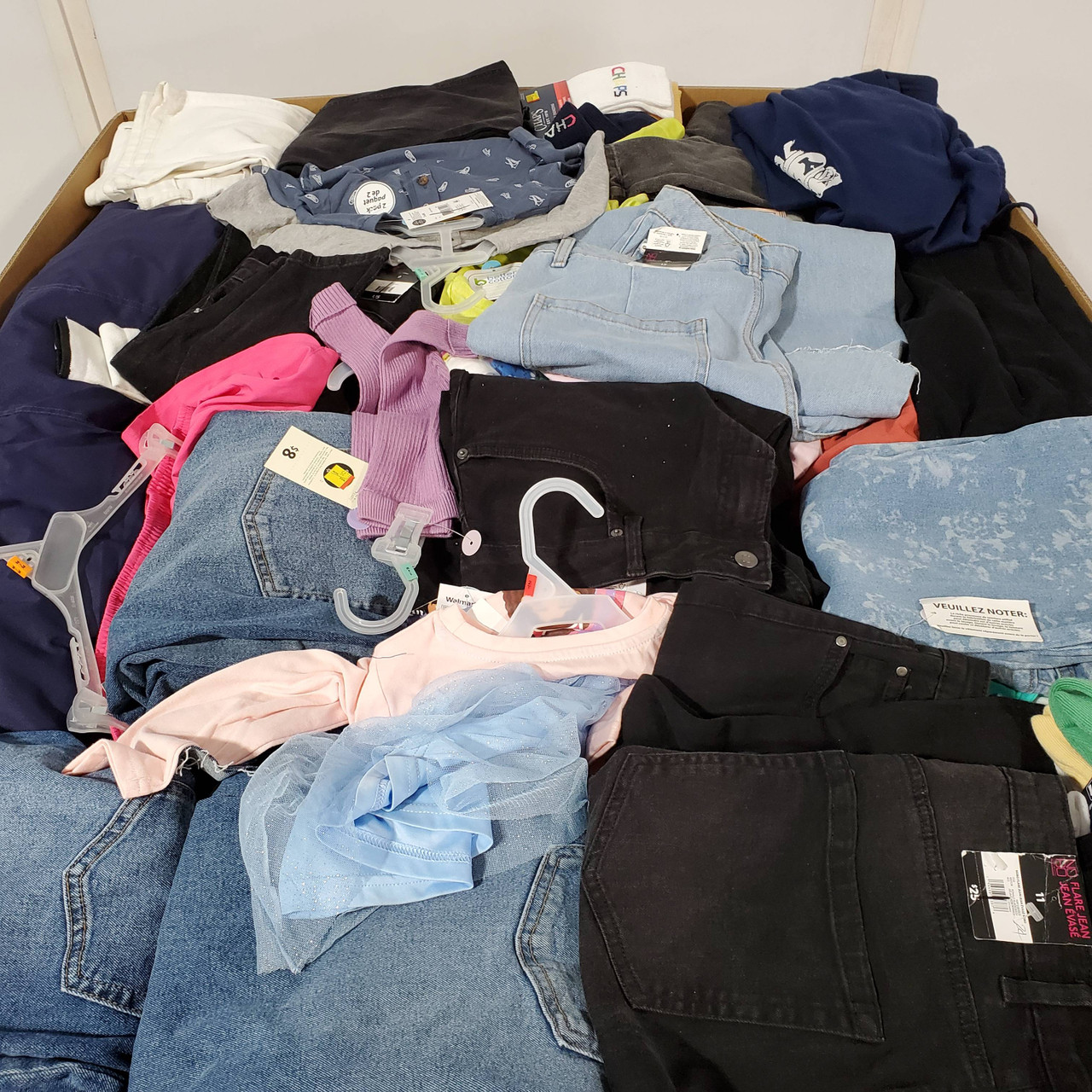 688 units of Clothing & Accessories - MSRP $12,311 - Returns (Lot # 801742)