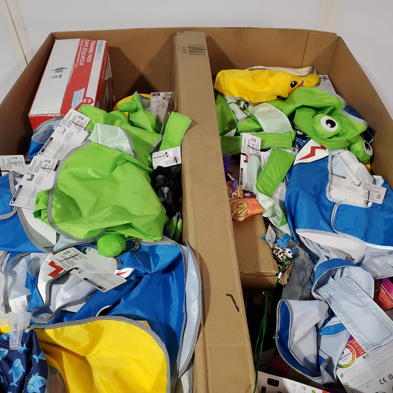 213 units of Pet Products - MSRP $3,523 - Returns (Lot # 802613)