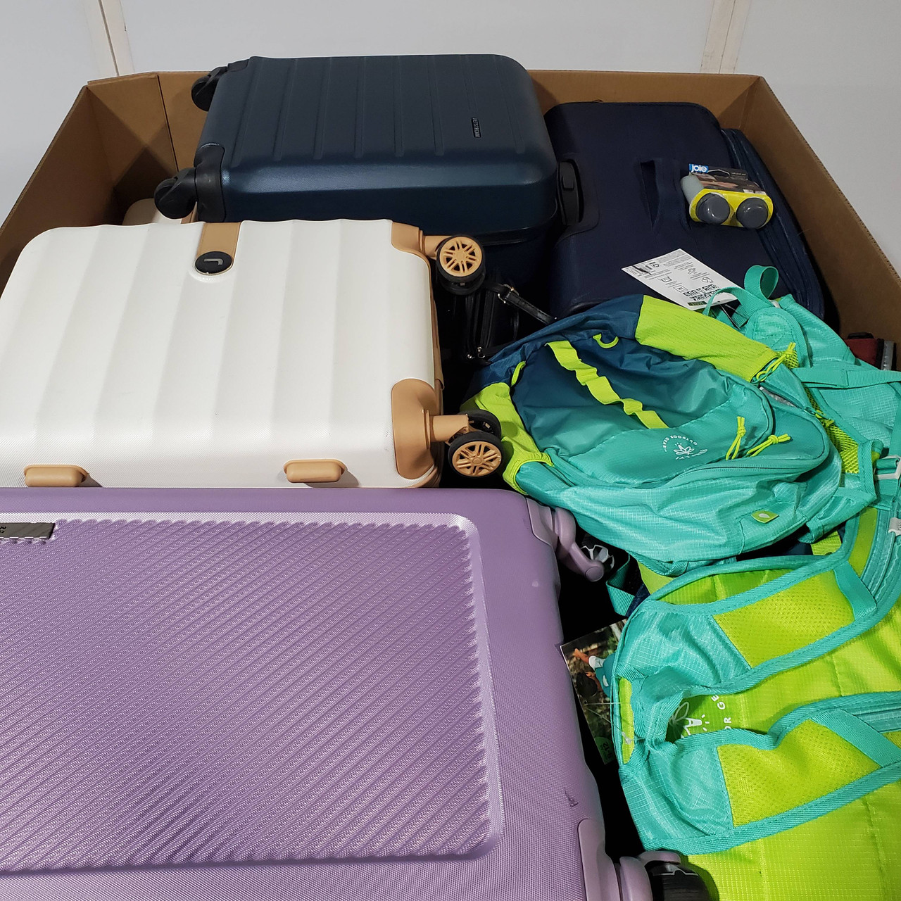 48 units of Luggages & Bags - MSRP $2,085 - Returns (Lot # 804028)