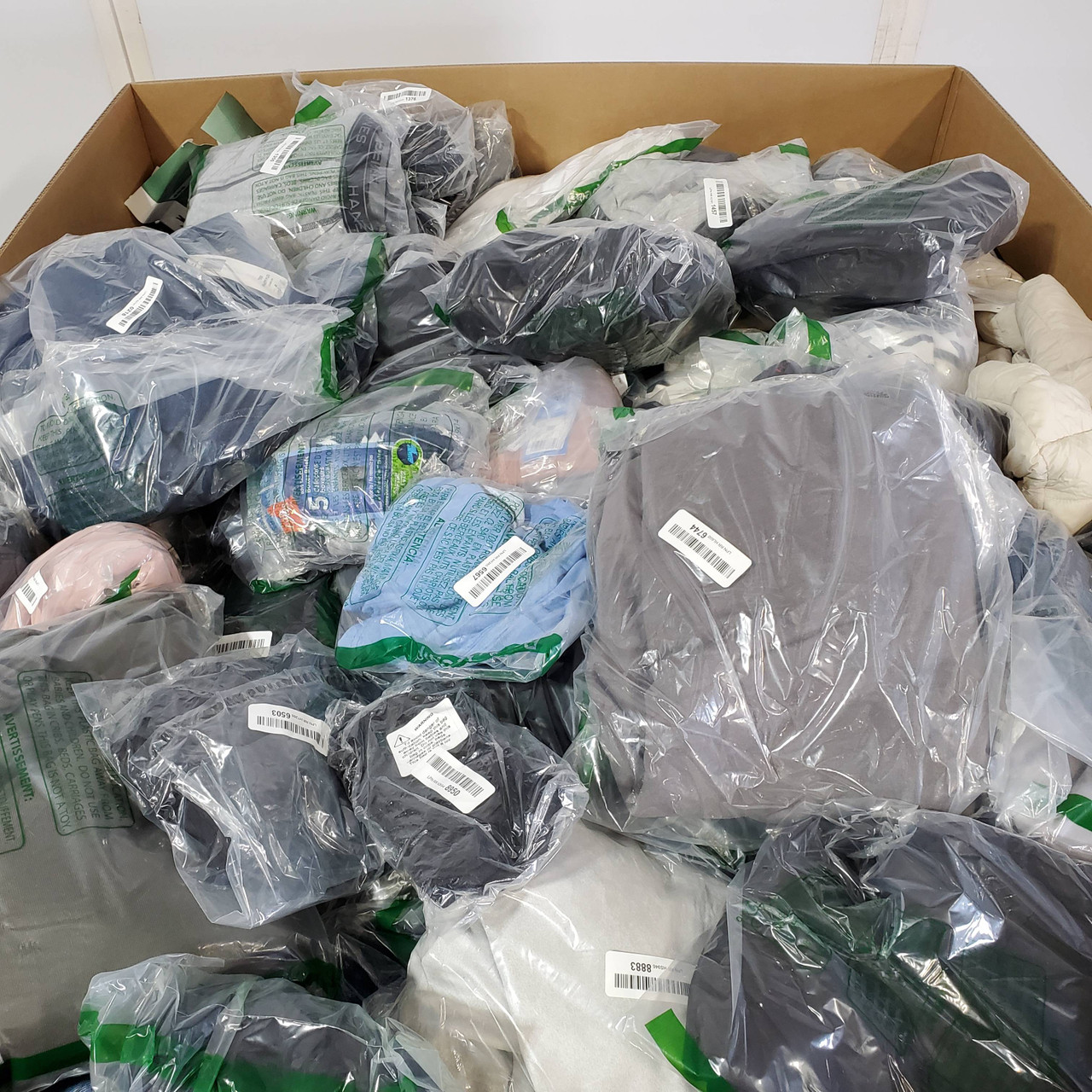 611 units of Clothing & Accessories - MSRP $20,079 - Returns (Lot # 795507)