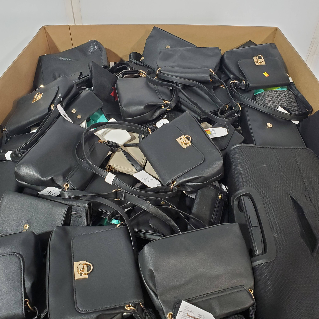 266 units of Luggages & Bags - MSRP $6,398 - Returns (Lot # 809231)
