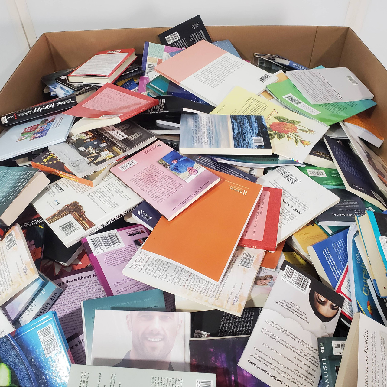 1051 units of Books MSRP $25,795 Like New (Lot 809006