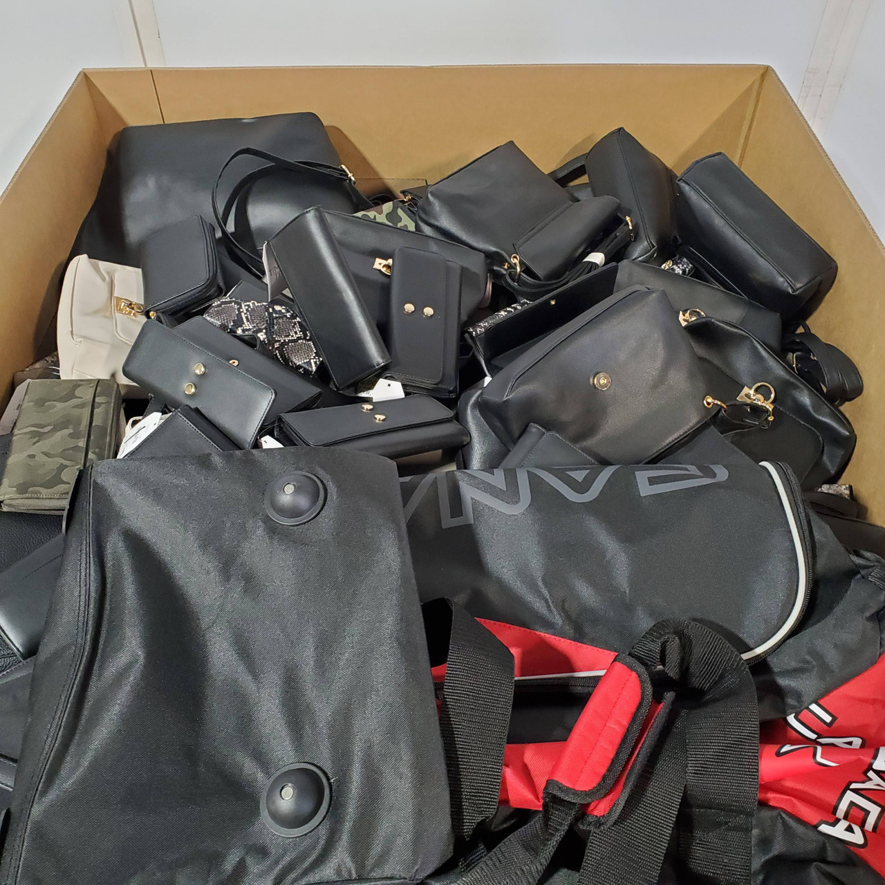 427 units of Luggages & Bags - MSRP $10,111 - Returns (Lot # 811427)