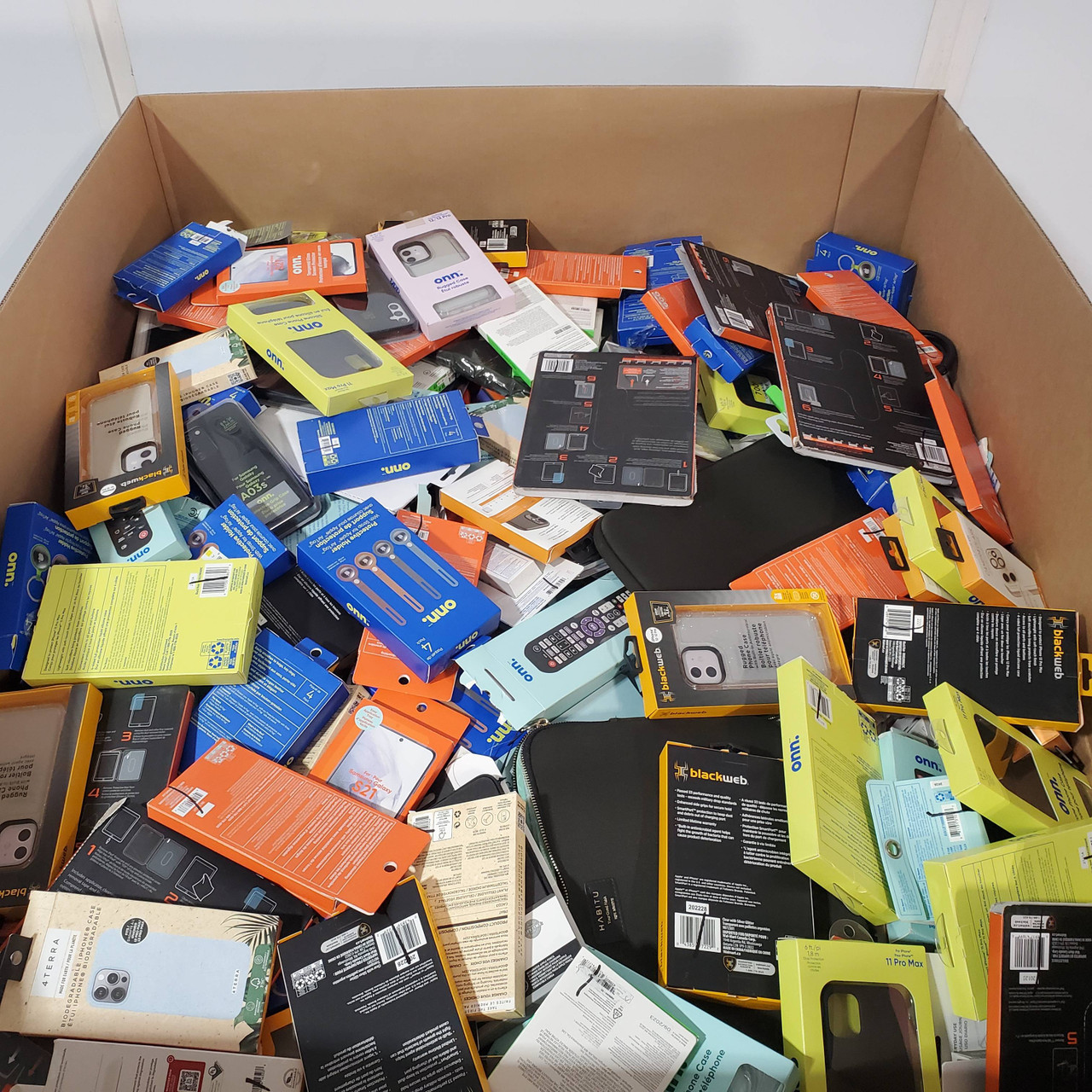 1146 units of Electronic Accessories - MSRP $20,850 - Returns (Lot # 811515)