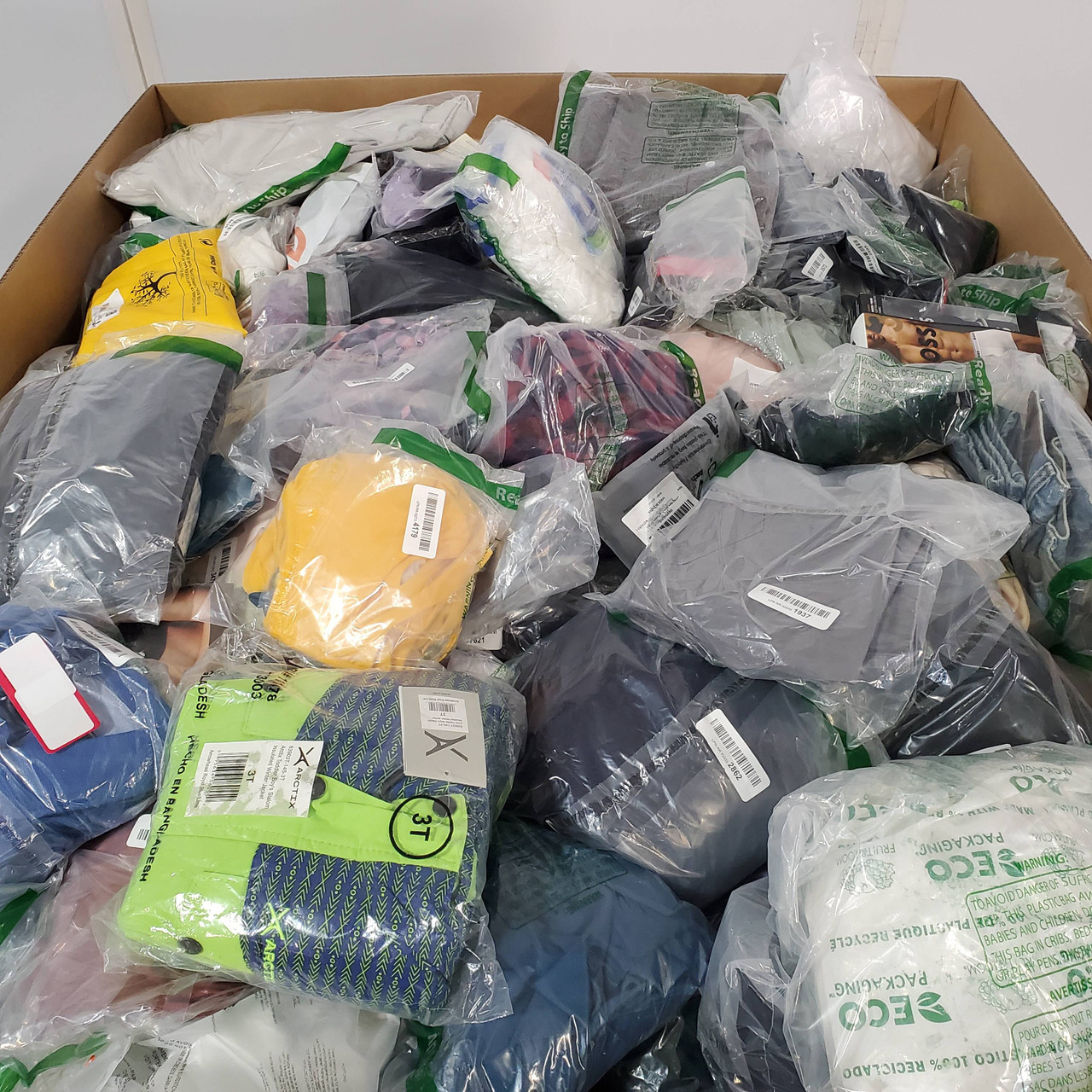 541 units of Clothing & Accessories - MSRP $20,907 - Returns (Lot # 8079109)