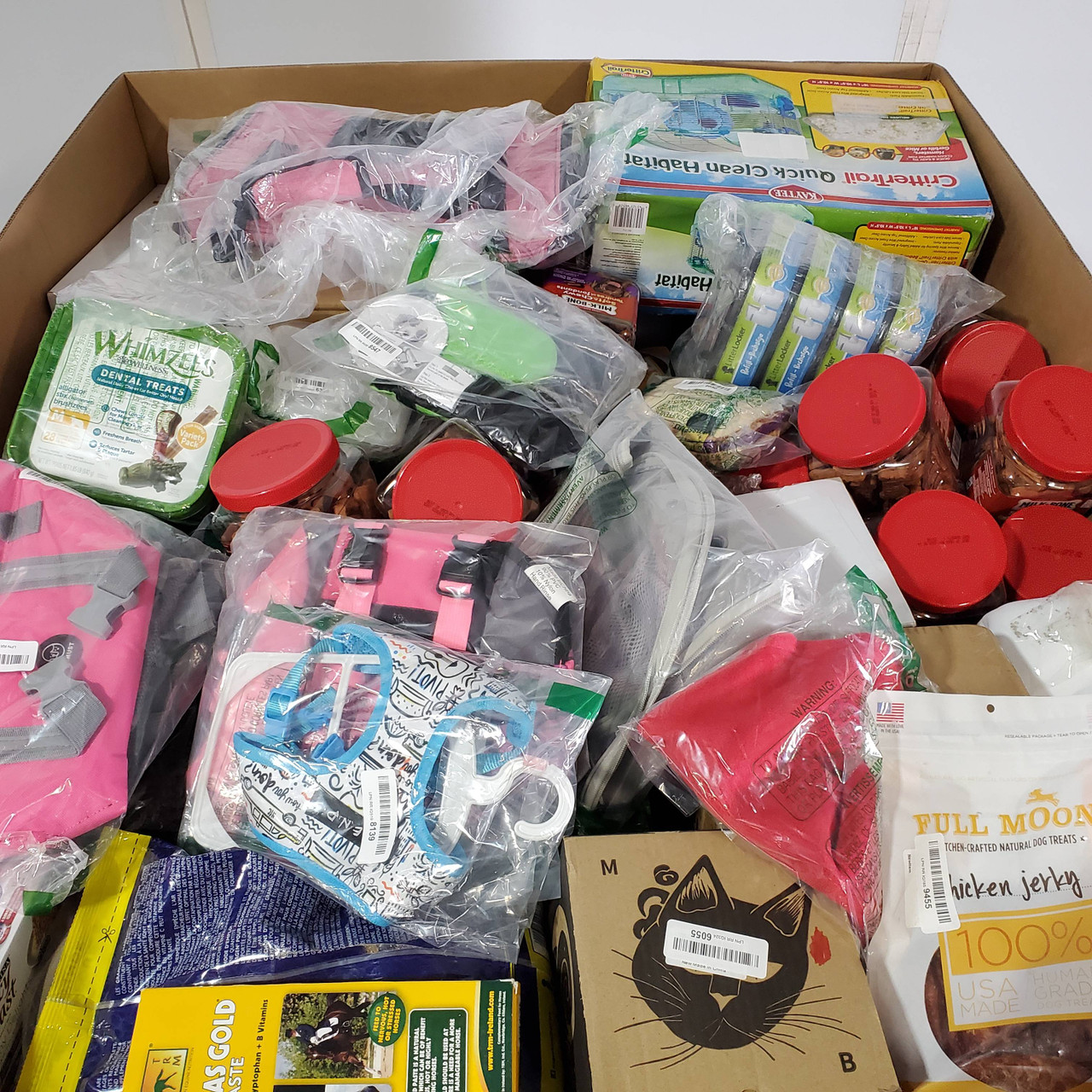 265 units of Pet Products - MSRP $7,178 - Returns (Lot # 8106103)