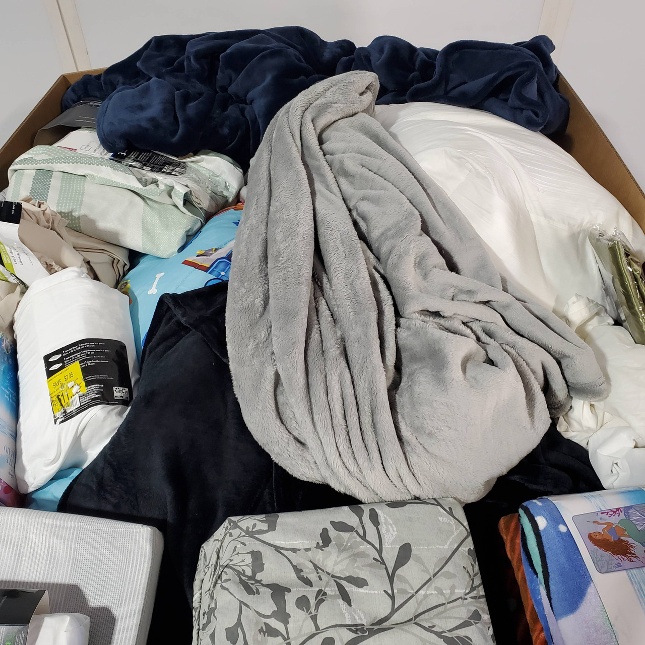 69 units of Bedding - MSRP $2,358 - Returns (Lot # 814333)