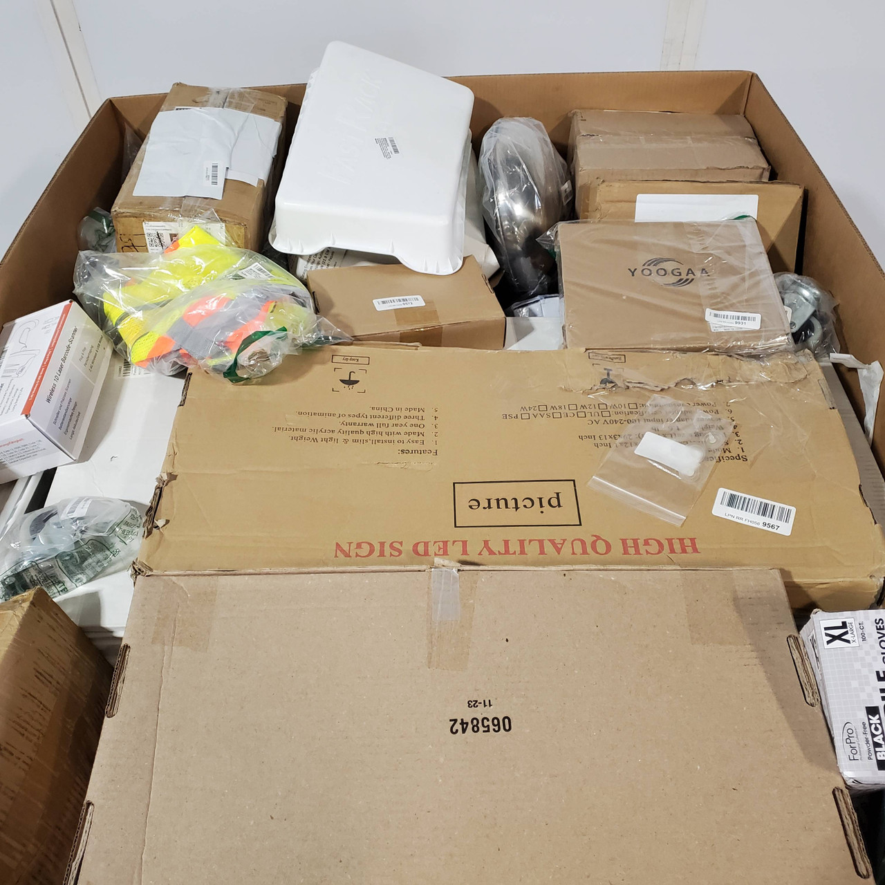 382 units of Business Supplies - MSRP $14,380 - Returns (Lot # 813143)