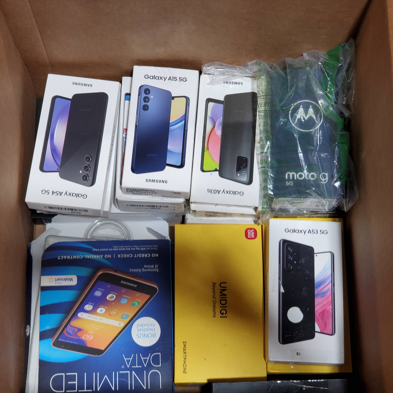 18 units of Smartphones - MSRP $7,238 - Returns (Lot # 813834)