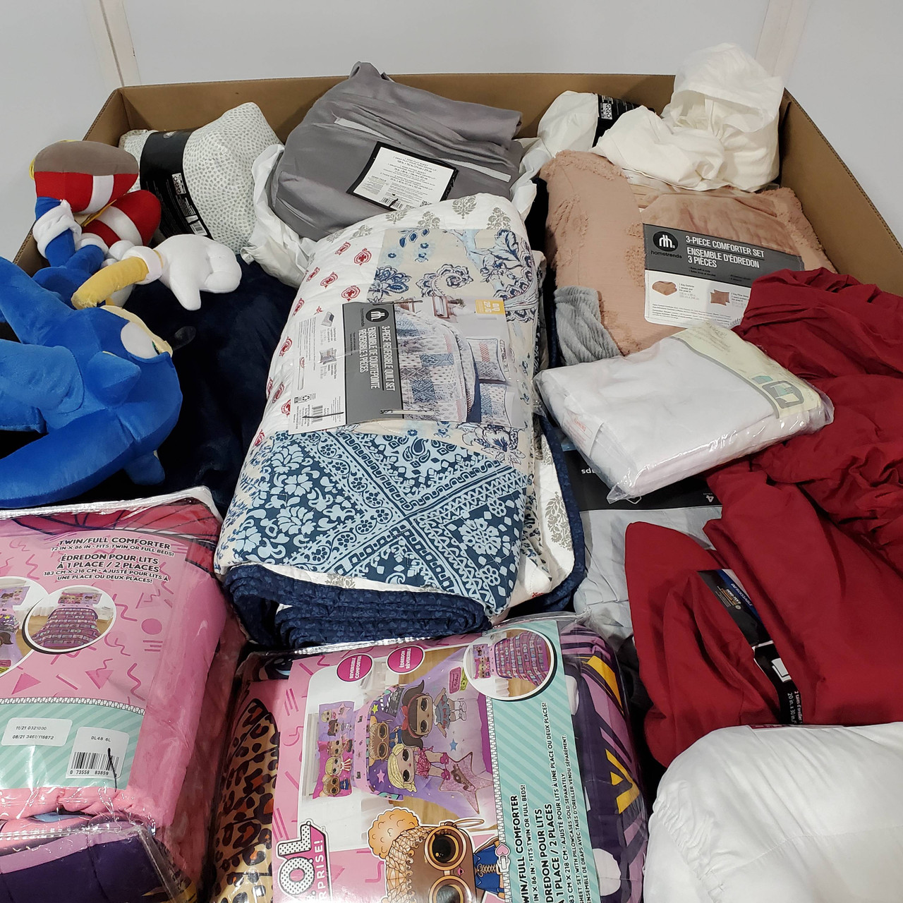 61 units of Bedding - MSRP $2,459 - Returns (Lot # 818638)