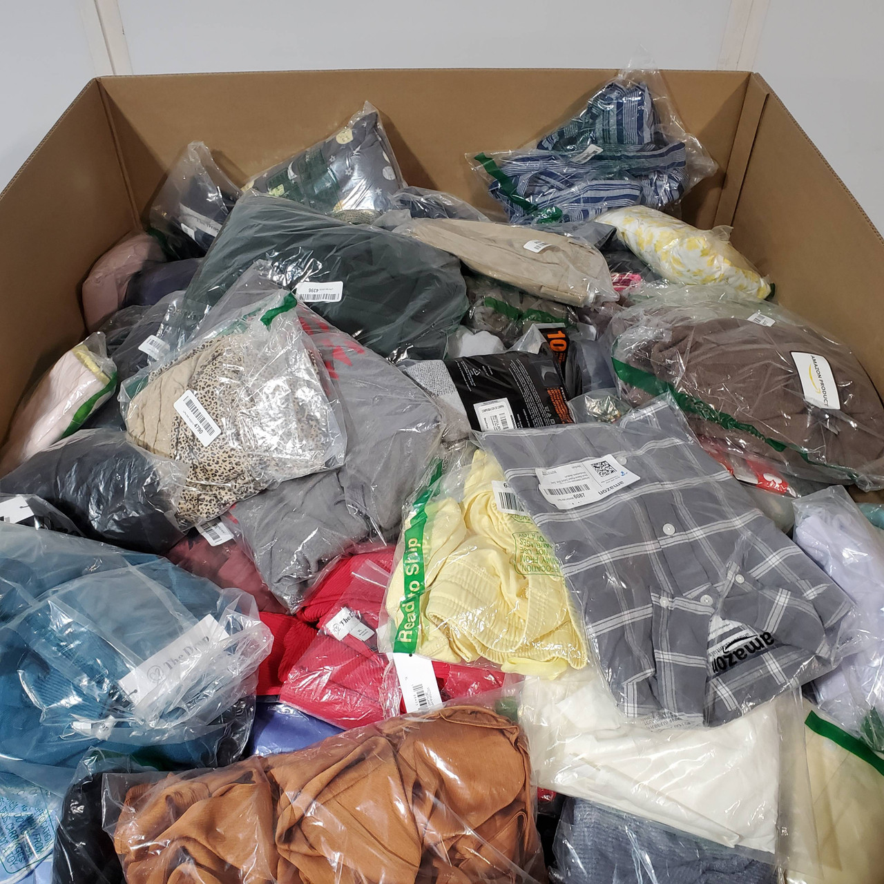 498 units of Clothing & Accessories - MSRP $20,887 - Returns (Lot # 819390)