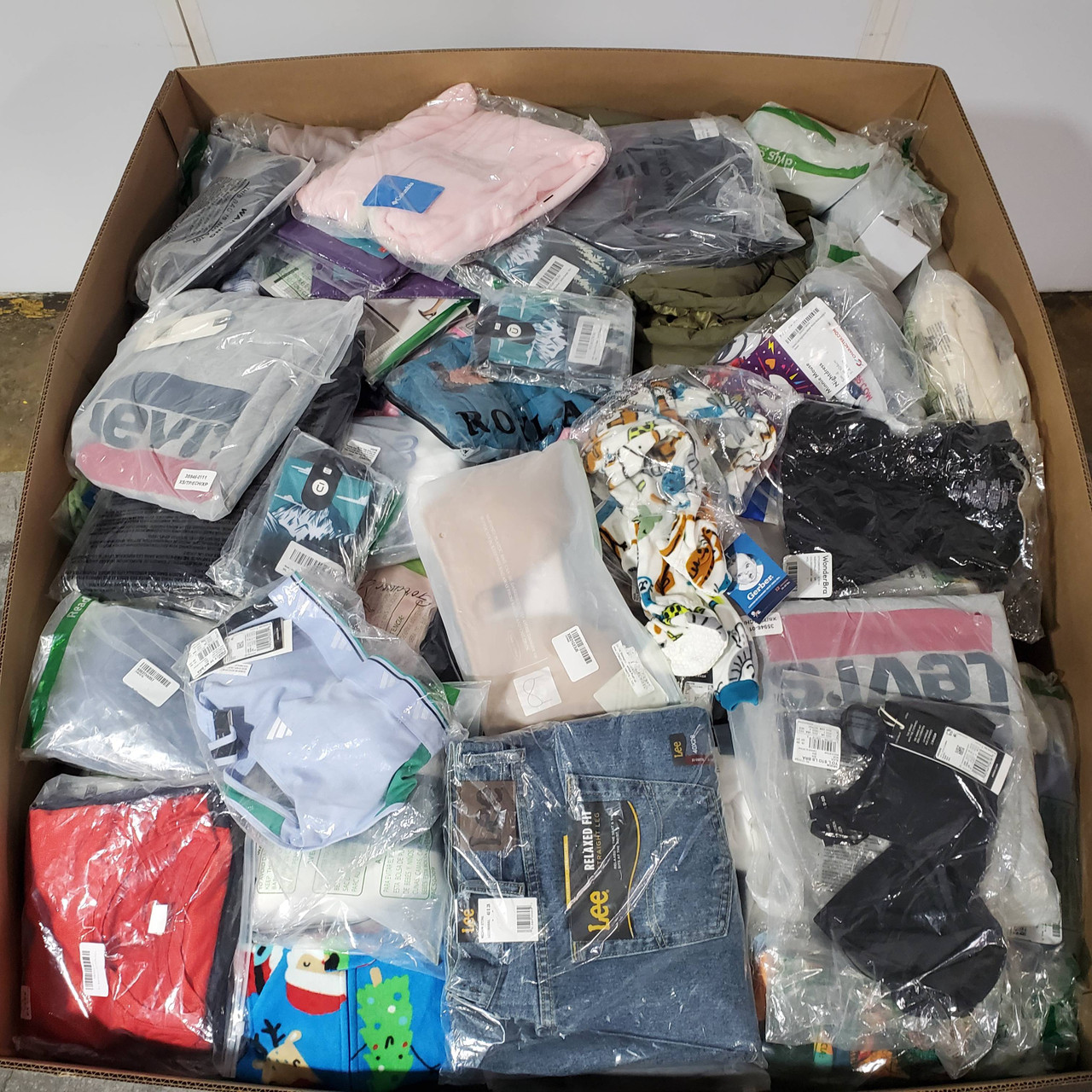 600 units of Clothing & Accessories - MSRP $20,947 - Returns (Lot # 825682)