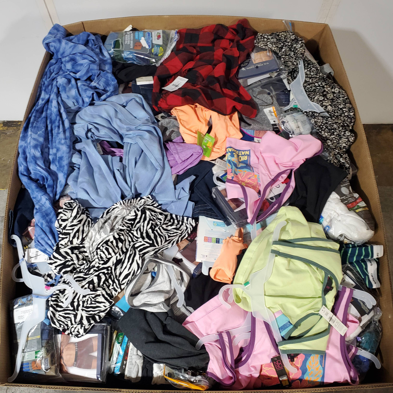 913 units of Clothing & Accessories - MSRP $13,477 - Returns (Lot # 826735)