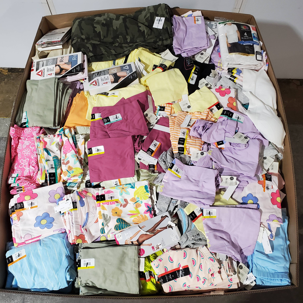 1689 units of Clothing & Accessories - MSRP $14,690 - Returns (Lot # 826937)
