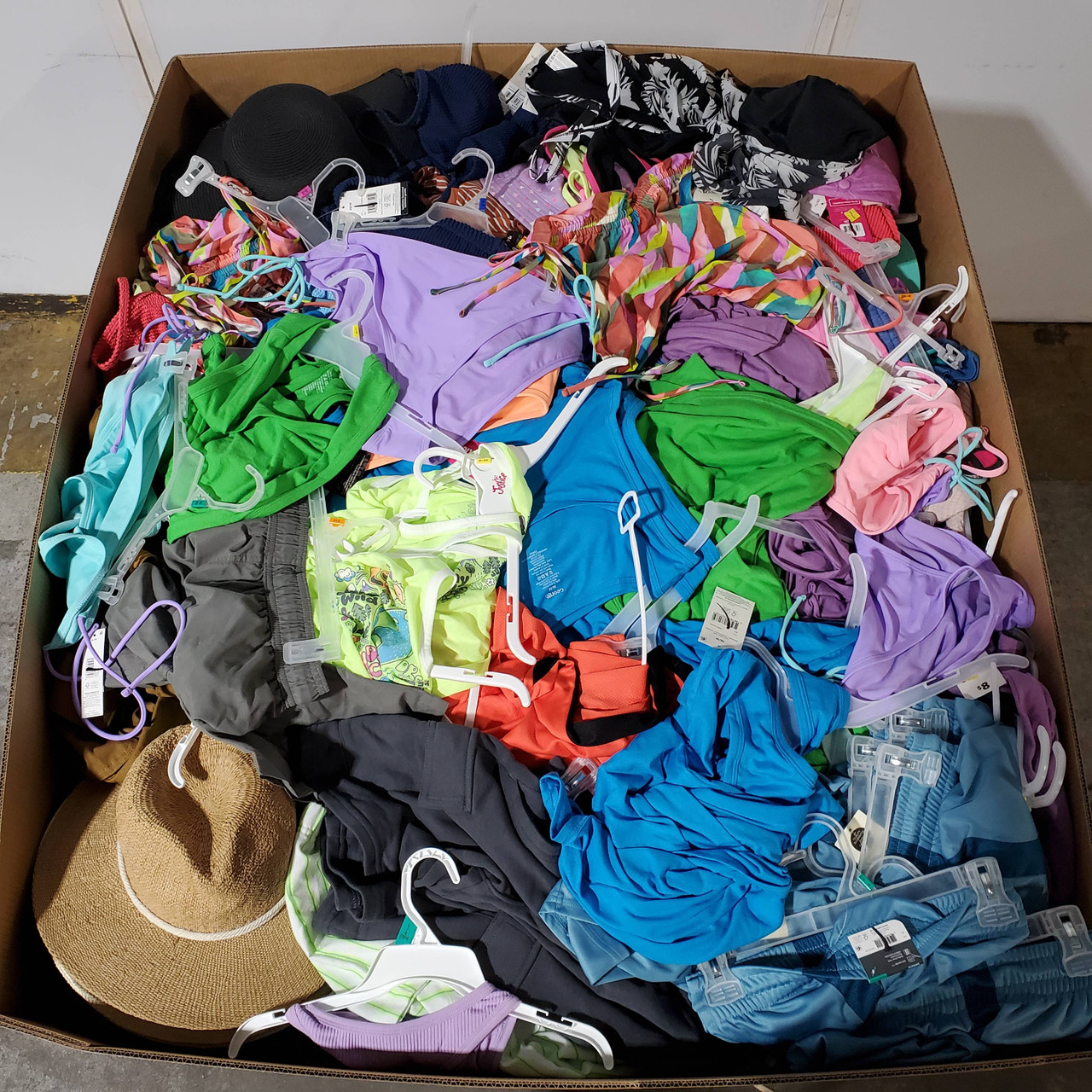795 units of Clothing & Accessories - MSRP $12,650 - Returns (Lot # 828056)