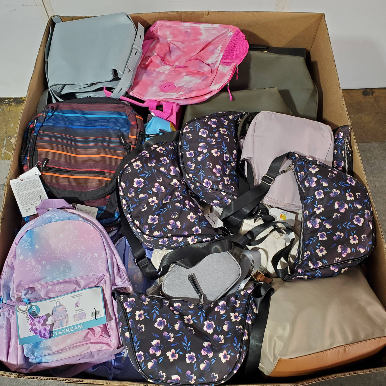 155 units of Luggages & Bags - MSRP $4,296 - Returns (Lot # 829428)