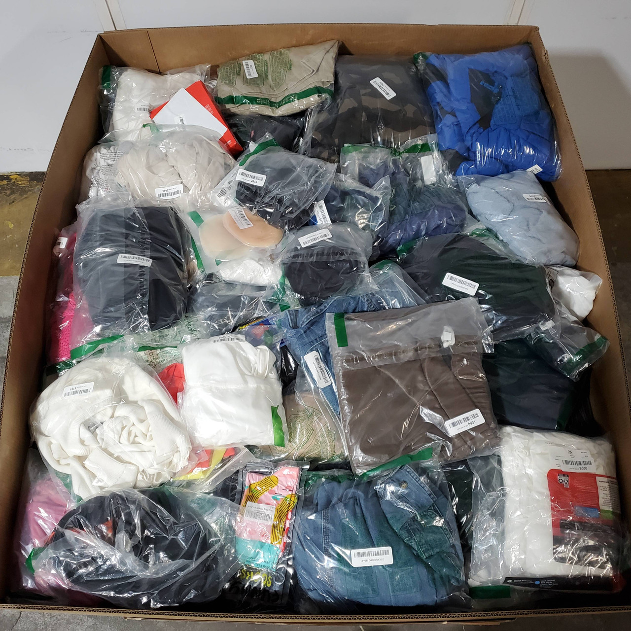 547 units of Clothing & Accessories - MSRP $20,905 - Returns (Lot # 8272111)