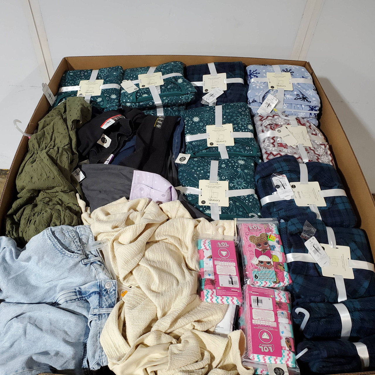688 units of Clothing & Accessories - MSRP $11,322 - Returns (Lot # 831157)