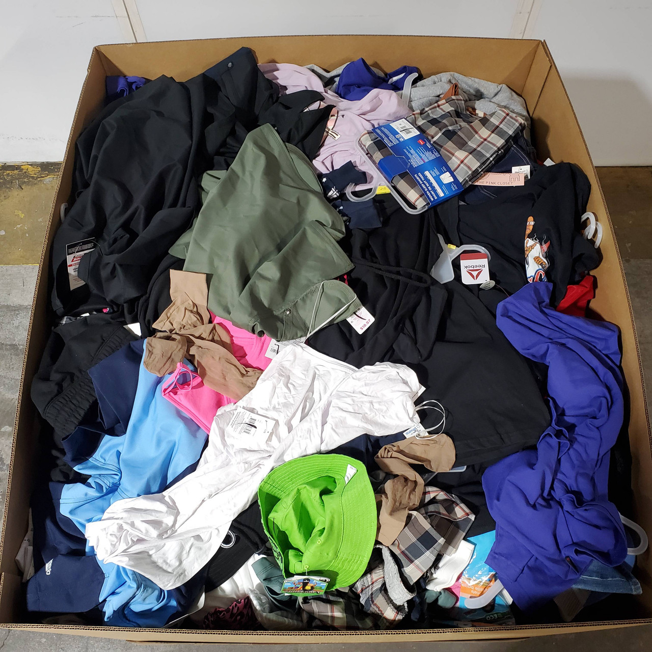801 units of Clothing & Accessories - MSRP $10,826 - Returns (Lot # 831536)