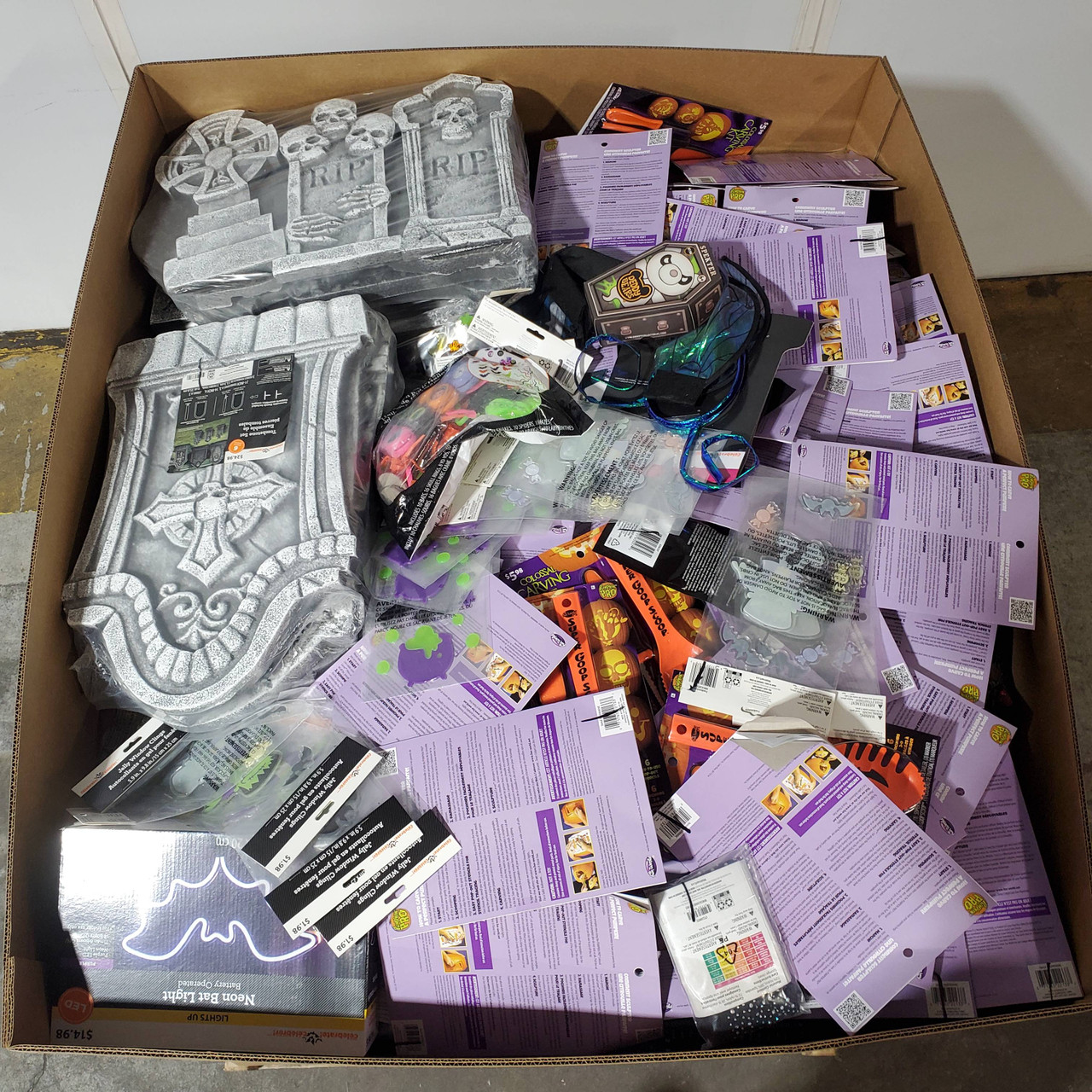 821 units of Halloween - MSRP $6,882 - Returns (Lot # 833421)