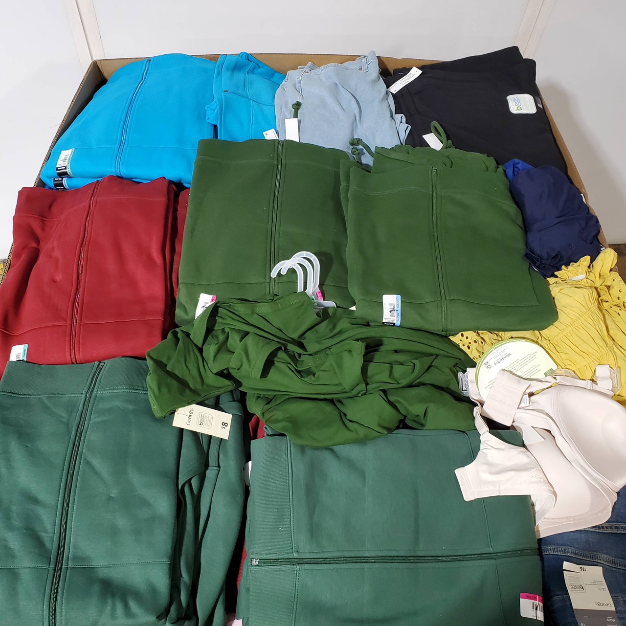 864 units of Clothing & Accessories - MSRP $12,331 - Returns (Lot # 837540)