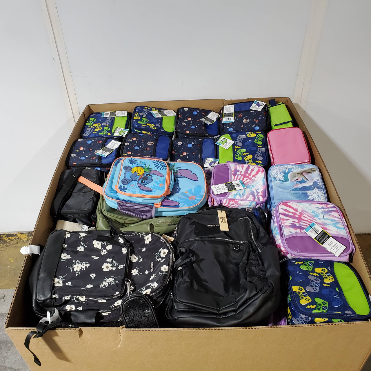 168 units of Luggages & Bags - MSRP $3,102 - Returns (Lot # 840934)