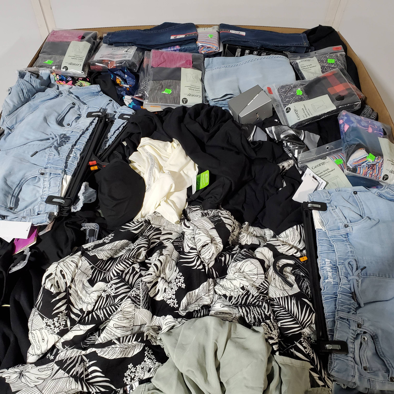 1052 units of Clothing & Accessories - MSRP $16,352 - Returns (Lot # 842423)