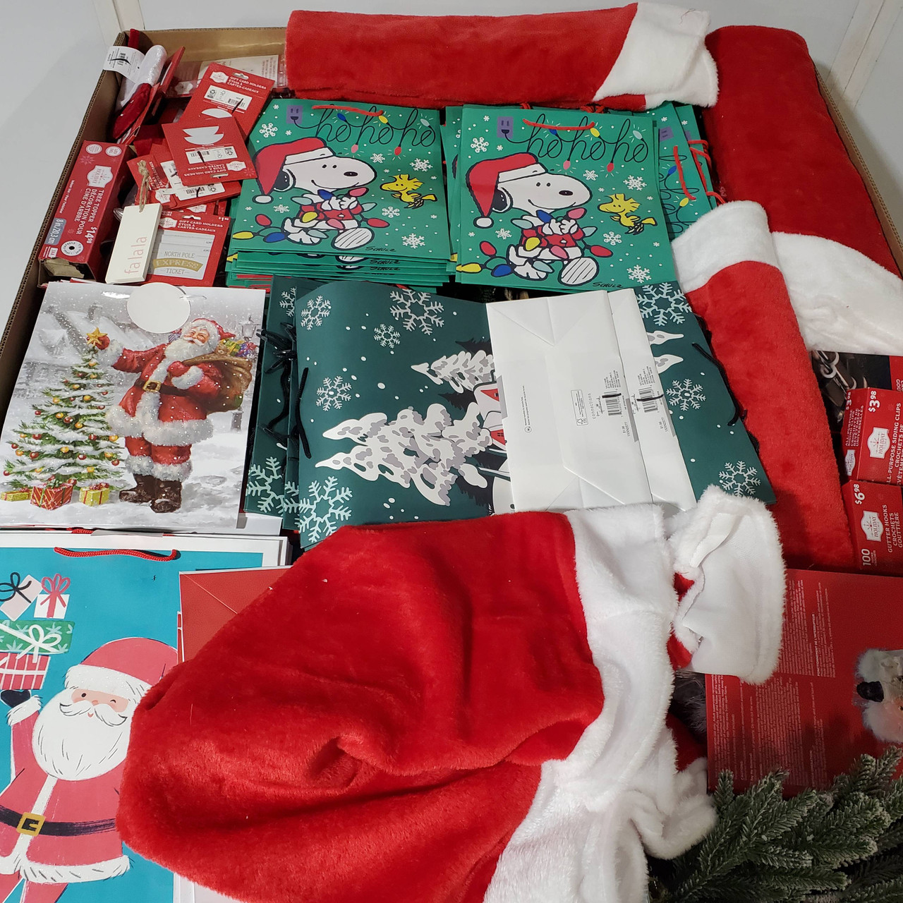 1398 units of Christmas - MSRP $6,228 - Returns (Lot # 842521)