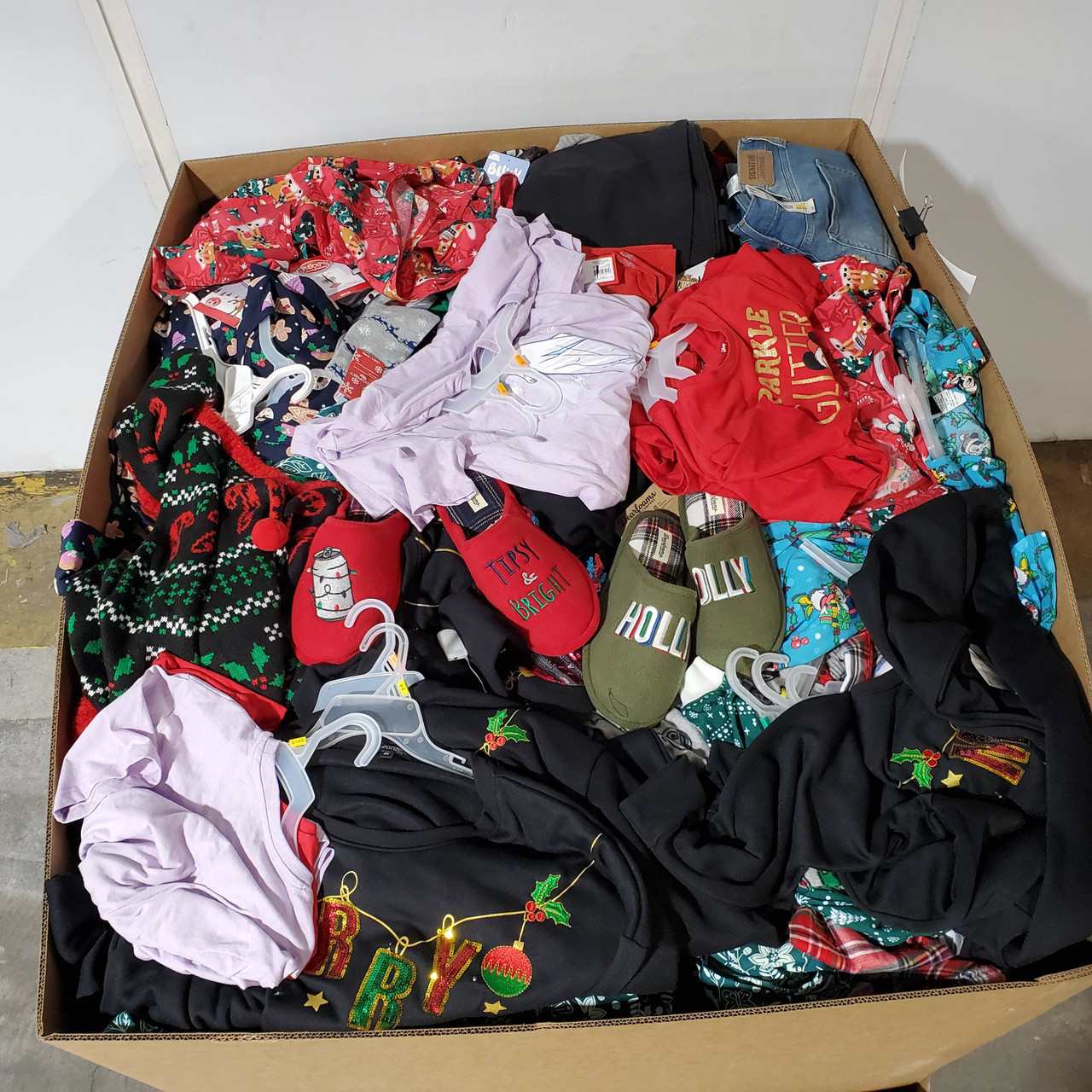 609 units of Clothing & Accessories - MSRP $10,209 - Returns (Lot # 851123)