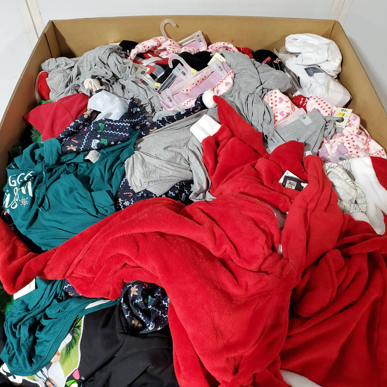 464 units of Clothing & Accessories - MSRP $8,240 - Returns (Lot # 851345)