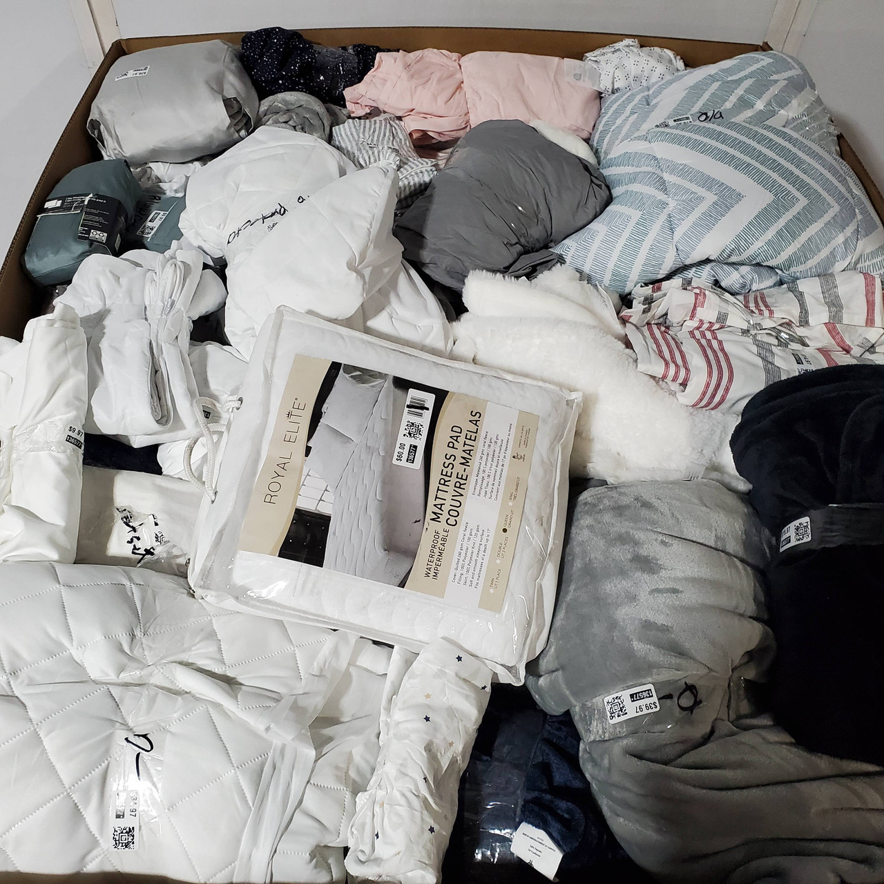 113 units of Bedding - MSRP $2,260 - Returns (Lot # 844701)