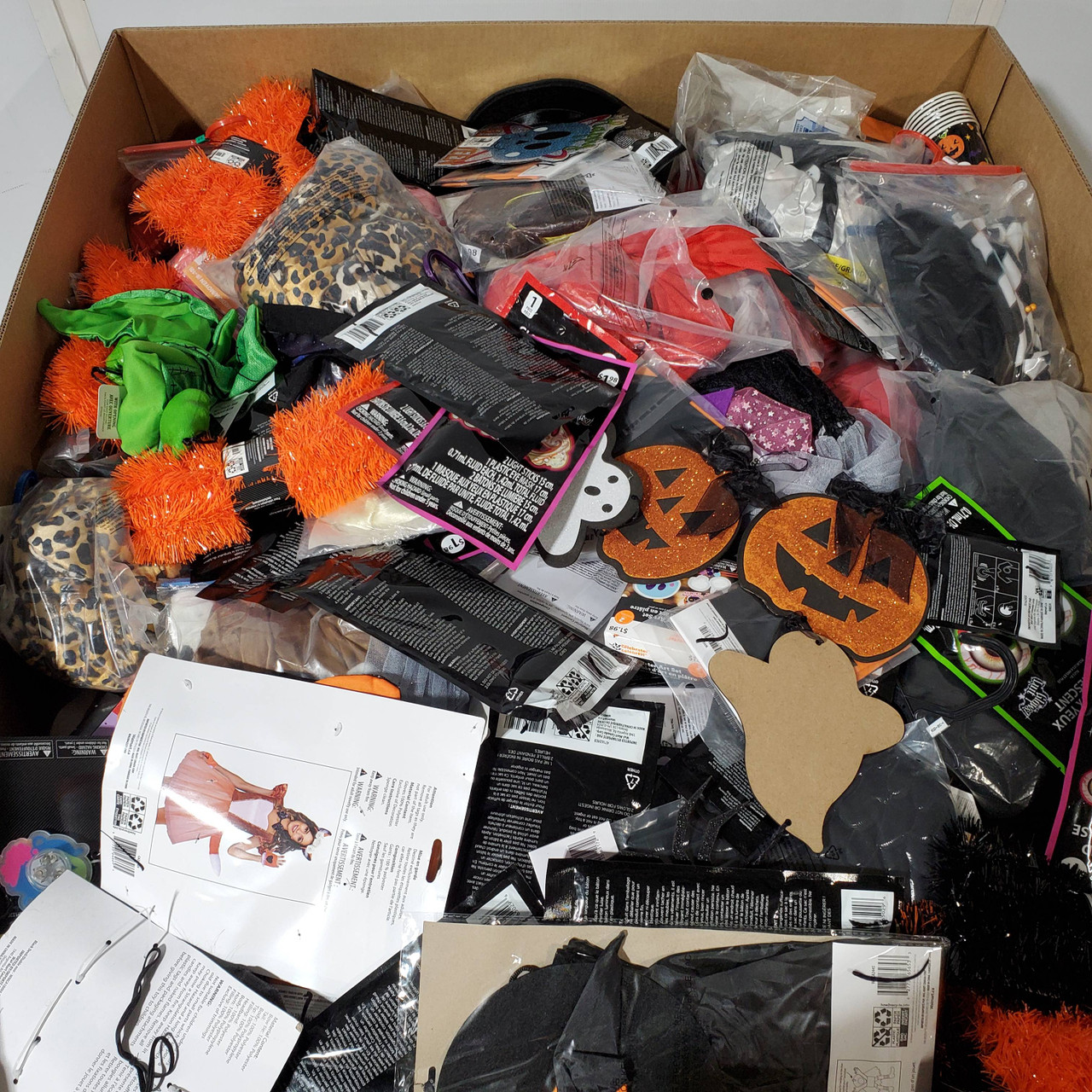 15856 units of Halloween - MSRP $173,237 - Returns (lot # TK47825 ...
