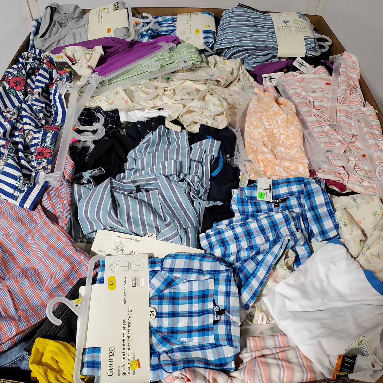 696 units of Clothing & Accessories - MSRP $13,386 - Returns (Lot # 857535)